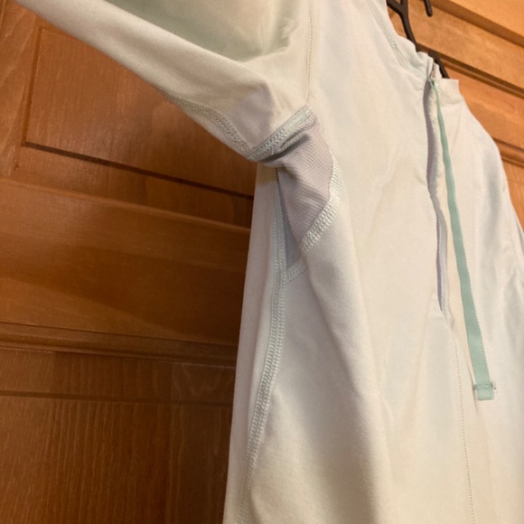 Lululemon Mint Colored Pull Over, Size M - Picture 6 of 10